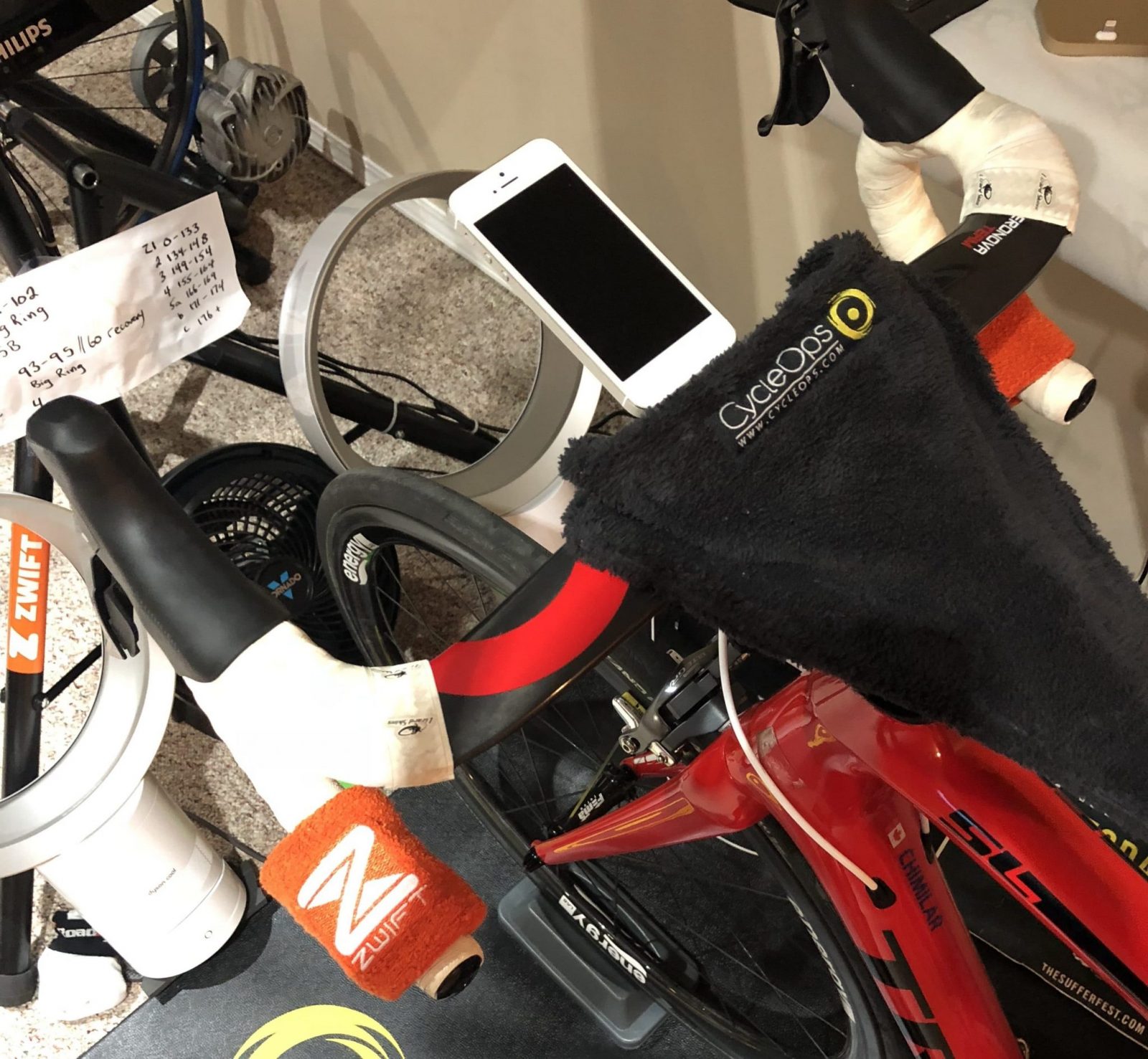 Review KOM Cycling Universal Phone Adapter Zwift Insider