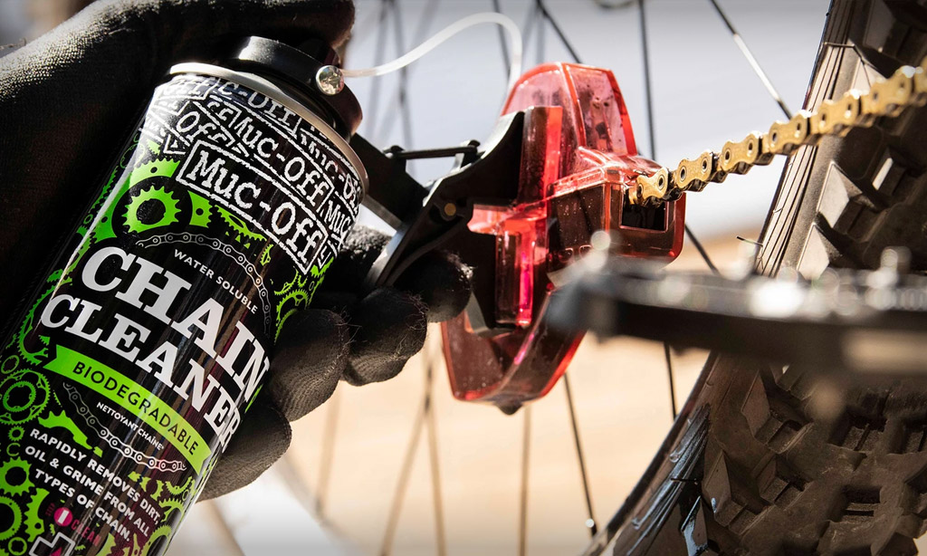 Cleaning my bike chain with the Muc-off X-1 chain cleaner - Don
